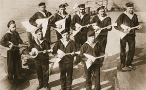 La banda Balalaika, che mantiene alto il morale della Marina Russa, da The Illustrated War News da Russian Photographer